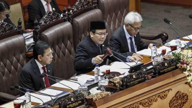 Sidang Paripurna ke-25 Masa Persidangan V Tahun Sidang 2016-2017 di Gedung Nusantara II DPR RI, Komplek Parlemen, Senayan, Jakarta, Jumat (19/5).