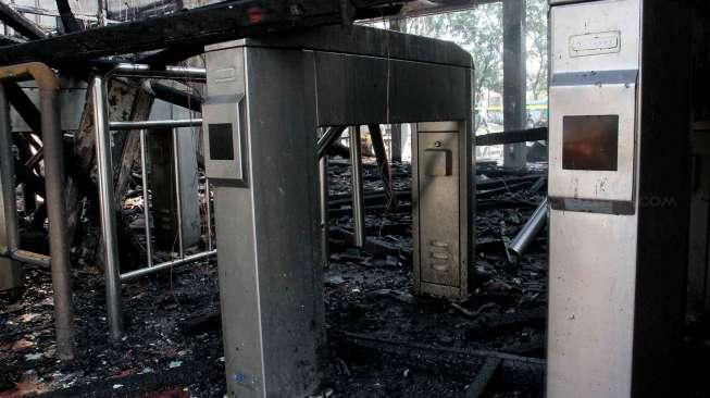 Kebakaran di Stasiun Klender, Jakarta Timur, Jumat (19/5).