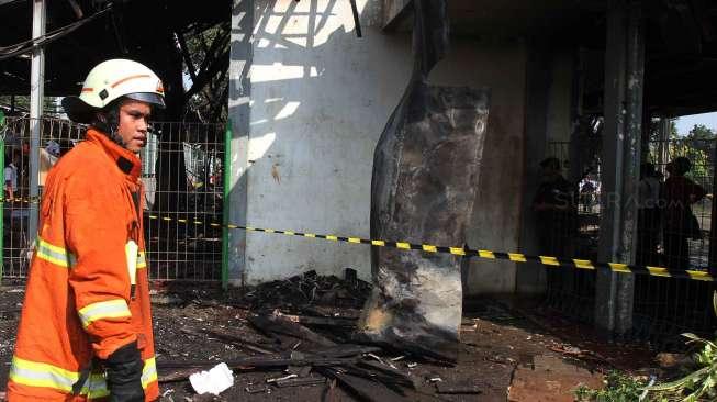 Kebakaran di Stasiun Klender, Jakarta Timur, Jumat (19/5).