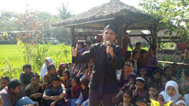 Pendiri Kampung Budaya Polowijen Ajak Anak Belajar Tari Topeng