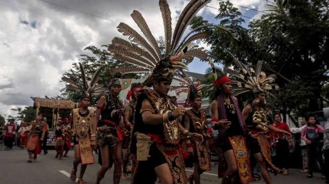Ribuan masyarakat adat Suku Dayak mengikuti Pekan Gawai Dayak ke-32 di kawasan rumah adat Radakng, Pontianak, Kalimantan Barat, Sabtu (20/5/2017). [Suara.com/Kurniawan Mas'ud]