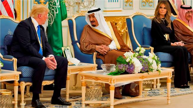 Percakapan antara Raja Arab Saudi Salman bin Abdulaziz al-Saud dan Presiden Amerika Serikat (AS) Donald Trump dalam acara di Pengadilan Kerajaan Saudi di Riyadh, Sabtu (20/5/2017). [Bandar al-Jaloud/Saudi Royal Palace/AFP]