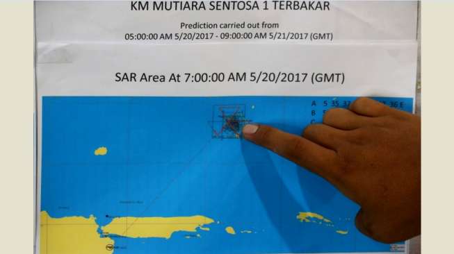 Petugas SAR menunjukkan lokasi terbakarnya KM Mutiara Sentosa I, di Posko Evakuasi KM Mutiara Sentosa I di Gapura Surya Nusantara, Pelabuhan Tanjung Perak, Surabaya, Jawa Timur, Sabtu (20/5/2017). [Antara/Didik Suhartono]