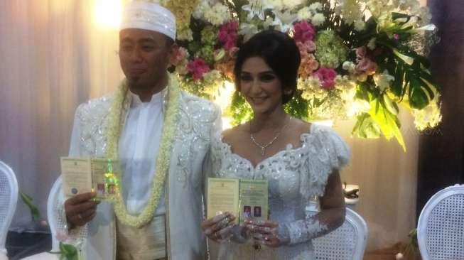 Fanny Ghassani menikah dengan pengusaha properti di Bali, Erwan Agustian Priambudi, di Ballroom Raden Bahari, Warung Buncit, Jakarta Selatan, Sabtu (20/5/2017). [suara.com/Wahyu]