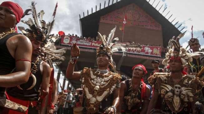 Ribuan masyarakat adat Suku Dayak mengikuti Pekan Gawai Dayak ke-32 di kawasan rumah adat Radakng, Pontianak, Kalimantan Barat, Sabtu (20/5/2017). [Suara.com/Kurniawan Mas'ud]