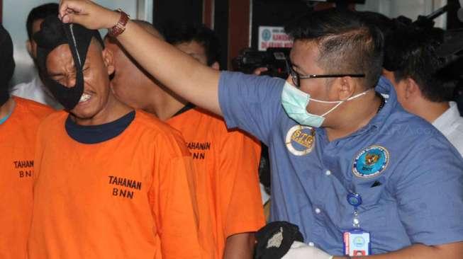 BNN ungkap jaringan sindikat narkotika internasional Malaysia-Aceh dan Medan, dengan barang bukti sabu seberat 25 kg dan lima orang tersangka, dua diantaranya mengendalikan dari LP Tanjung Gusta. [suara.com/Oke Atmaja]