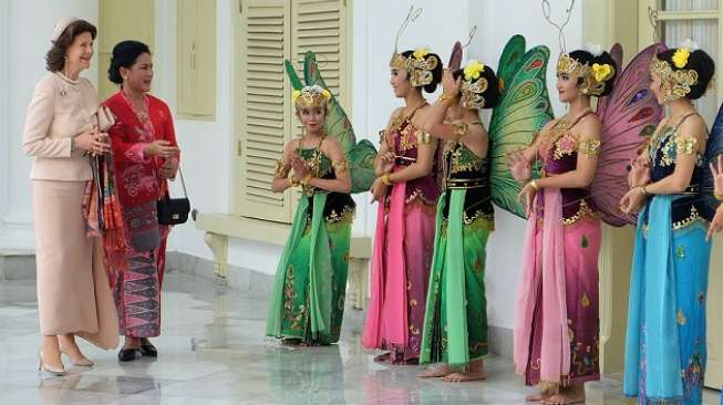 Ibu Negara Iriana Joko Widodo (kedua kiri) bersama Ratu Kerajaan Swedia Silvia (kiri) menyapa penari Kupu-Kupu saat kunjungan kenegaraan di Istana Bogor, Jawa Barat, Senin (22/5). ANTARA FOTO/Deska Lidya Natalia