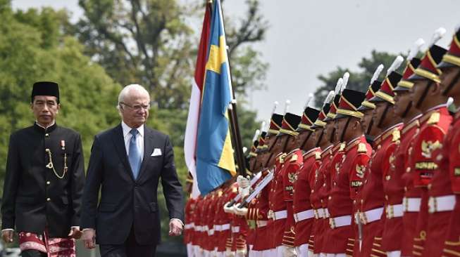 Presiden Joko Widodo (kiri) bersama Raja Swedia Carl XVI Gustaf (kedua kiri) memeriksa pasukan kehormatan pada Upacara Penyambutan Kenegaraan di Istana Bogor, Jawa Barat, Senin (22/5).  ANTARA FOTO/Puspa Perwitasar