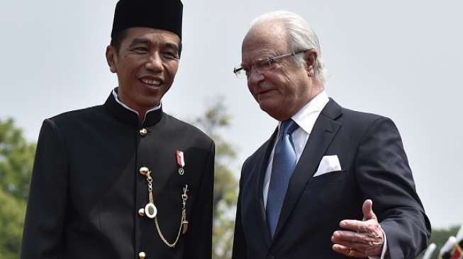 Presiden Joko Widodo (kiri) berbincang dengan Raja Swedia Carl XVI Gustaf (kanan) disela Upacara Penyambutan Kenegaraan di Istana Bogor, Jawa Barat, Senin (22/5). ANTARA FOTO/Puspa Perwitasar