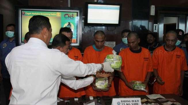 BNN ungkap jaringan sindikat narkotika internasional Malaysia-Aceh dan Medan, dengan barang bukti sabu seberat 25 kg dan lima orang tersangka, dua diantaranya mengendalikan dari LP Tanjung Gusta. [suara.com/Oke Atmaja]