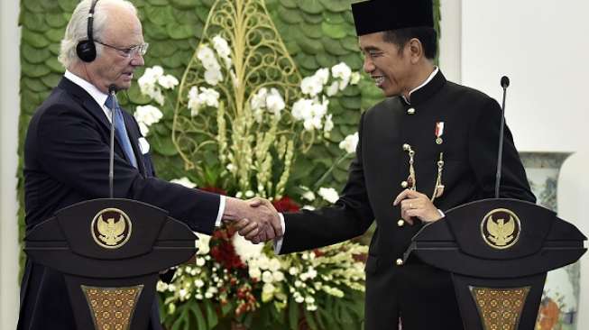 Presiden Joko Widodo (kanan) berjabat tangan dengan Raja Swedia Carl XVI Gustaf (kiri) usai menyampaikan keterangan pers di Istana Bogor, Jawa Barat, Senin (22/5). ANTARA FOTO/Puspa Perwitasar