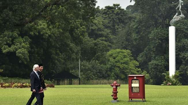 Presiden Joko Widodo (kanan) berjalan bersama Raja Swedia Carl XVI Gustaf (kiri) di halaman belakang Istana Bogor, Jawa Barat, Senin (22/5).ANTARA FOTO/Puspa Perwitasar