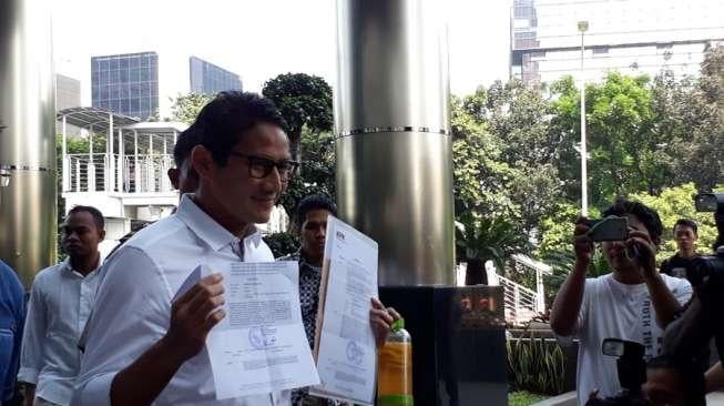 Sandiaga ke KPK Pakai Baju Putih, Diperiksa Dua Kasus Berbeda