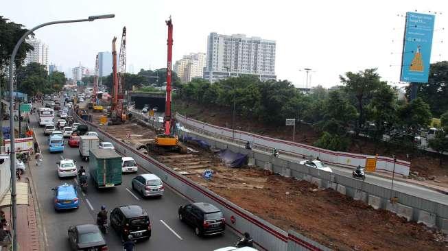 Tampak dari kejauhan suasana pembangunan proyek Light Rail Transit (LRT) di kawasan Jalan MT Haryono, Jakarta, Selasa (23/5/2017). [Suara.com/Oke Atmaja]