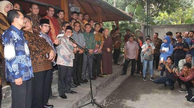 Ketua Umum Partai Kebangkitan Bangsa (PKB) Muhaimin Iskandar bersama sejumlah tokoh politik dan lintas agama menjelaskan soal pertemuan di Warung Sila Ciganjur, Jakarta Selatan, Selasa (23/5/2017). [Suara.com/Oke Atmaja]