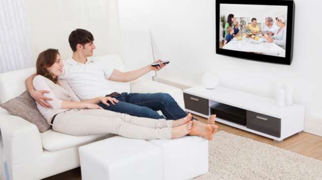 Ilustrasi orang menonton TV (Shutterstock)