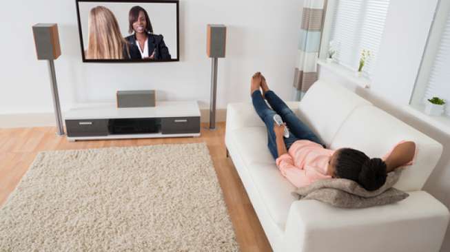 Ilustrasi orang menonton TV (Shutterstock)