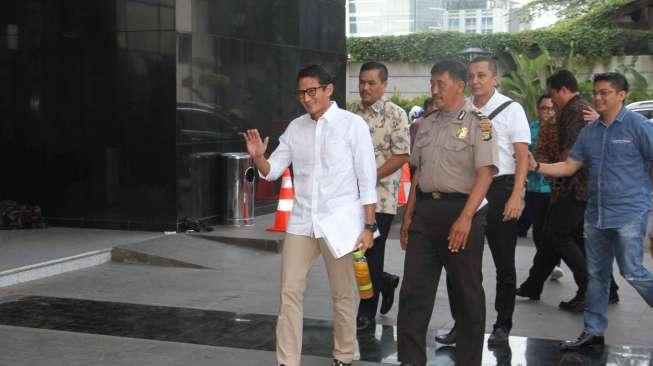 Wakil Gubernur DKI Jakarta terpilih, Sandiaga Uno, saat hadir di pemeriksaan Komisi Pemberantasan Korupsi (KPK) terkait dua kasus dugaan korupsi, di Jakarta, Selasa (23/5/2017). [Suara.com/Oke Atmaja]