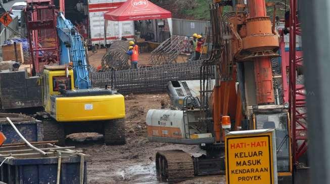 Aktivitas pembangunan proyek Light Rail Transit (LRT) di kawasan Jalan MT Haryono, Jakarta, Selasa (23/5/2017). [Suara.com/Oke Atmaja]