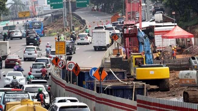 Salah satu suasana pembangunan proyek Light Rail Transit (LRT) di kawasan Jalan MT Haryono, Jakarta, Selasa (23/5/2017). [Suara.com/Oke Atmaja]