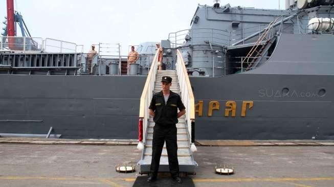 Kapal Perang Angkatan Laut Rusia Varyag bersandar di Pelabuhan JICT 2, Tanjung Priok, Jakarta, Rabu (24/5/2017).