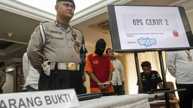 Subdit Cyber Crime Ditreskrimsus Polda Metro Jaya membongkar pelaku paedofilia jaringan internasional yang berinteraksi di media sosial Skype saat dirilis di Jakarta, Rabu (24/5/2017).