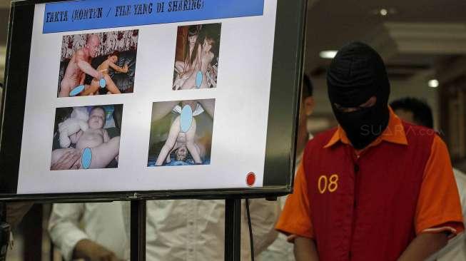 Subdit Cyber Crime Ditreskrimsus Polda Metro Jaya membongkar pelaku paedofilia jaringan internasional yang berinteraksi di media sosial Skype saat dirilis di Jakarta, Rabu (24/5/2017).