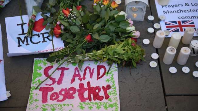 Bunga, lilin dan pernak-pernik untuk menghormati korban bom Manchester yang ditinggalkan di Albert Hall, Manchester. (AFP)