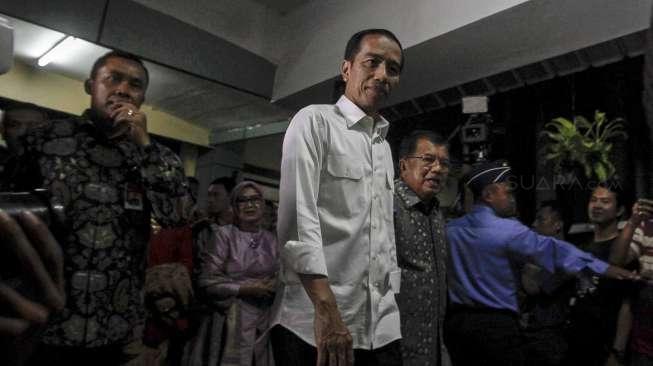 Presiden Joko Widodo dan Wapres Jusuf Kalla kunjungi korban bom Kampung Melayu di RS Polri Kramat Jati, Jakarta, Kamis (25/5). [Suara.com/Kurniawan Mas'ud]