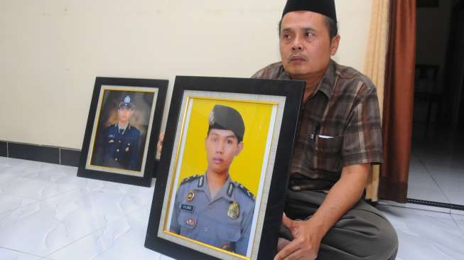 Keluarga menunjukkan foto Briptu (anumerta) Imam Gilang Adinata, korban bom Kampung Melayu, di Srago Gede, Klaten, Jawa Tengah, Kamis (25/5/2017). [Antara/Aloysius Jarot Nugroho]