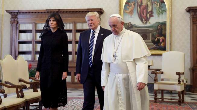 Paus Fransiskus berjalan bersama Presiden Amerika Serikat (AS) Donald Trump dan istrinya Melania, di Vatikan, Rabu (24/5/2017). [Evan Vucci/Pool/AFP]