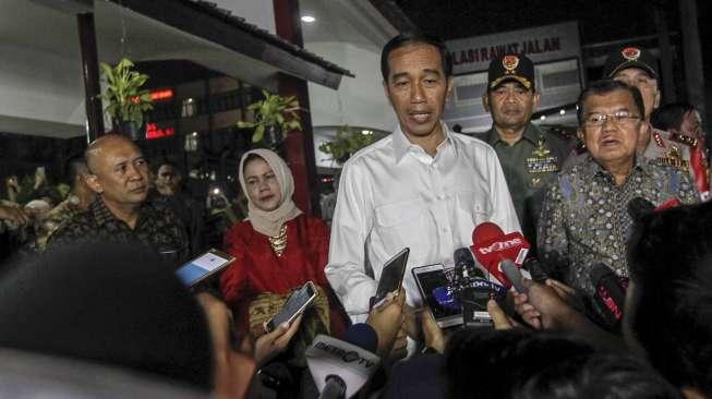 Presiden Joko Widodo dan Wapres Jusuf Kalla kunjungi korban bom Kampung Melayu di RS Polri Kramat Jati, Jakarta, Kamis (25/5). [Suara.com/Kurniawan Mas'ud]