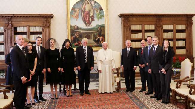 Paus Fransiskus berpose bersama Presiden Amerika Serikat (AS) Donald Trump yang didampingi Melania Trump, Ivanka dan Jared Kushner, serta sejumlah staf, di Vatikan, Rabu (24/5/2017). [Alessandra Tarantino/Pool/AFP]