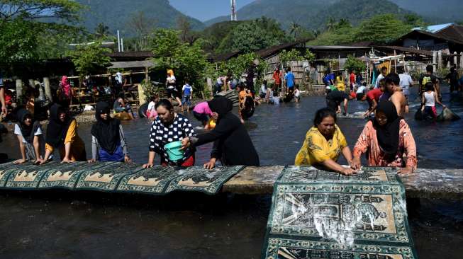 Warga bergotong-royong mencuci karpet masjid di Sungai Muncul, Banyubiru, Kabupaten Semarang, Jawa Tengah, Kamis (25/5/2017), sebagai tradisi tiap menjelang bulan suci Ramadan. [Antara/Aditya Pradana Putra]