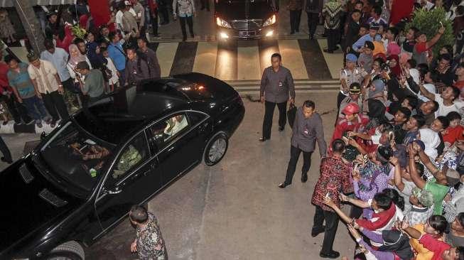 Presiden Joko Widodo dan Wapres Jusuf Kalla kunjungi korban bom Kampung Melayu di RS Polri Kramat Jati, Jakarta, Kamis (25/5). [Suara.com/Kurniawan Mas'ud]