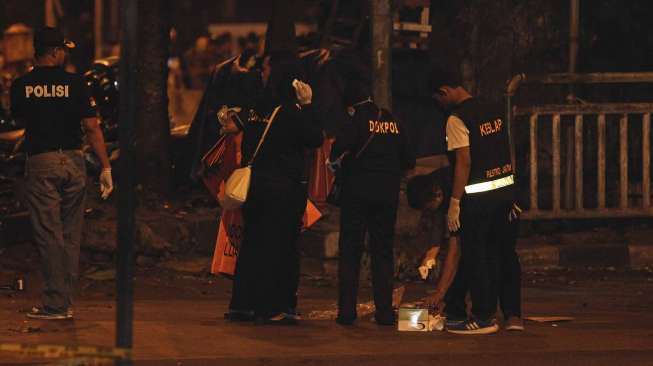 Sejumlah personil Inafis dan Labfor Polri melakukan olah tempat kejadian perkara di lokasi ledakan yang diduga bom di Terminal Kampung Melayu, Jakarta Timur, Kamis (25/5) dini hari. [Suara.com/Kurniawan Mas'ud]