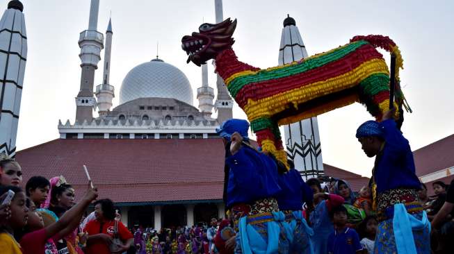 Sejumlah warga mengarak replika hewan imajiner Warak Ngendog dalam prosesi Kirab Dugderan, di kompleks Masjid Agung Jawa Tengah (MAJT), Semarang, Jawa Tengah, Kamis (25/5/2017), sebagai tradisi menyambut bulan Ramadan. [Antara/Aditya Pradana Putra]