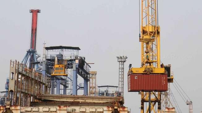 Suasana bongkar muat peti kemas di Jakarta International Container Terminal (JICT), Jakarta, Jumat (26/5).