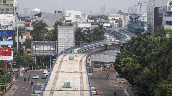 Pembangunan struktur layang MRT Koridor Lebak Bulus-Bundaran HI di Jakarta, Jumat (26/5).