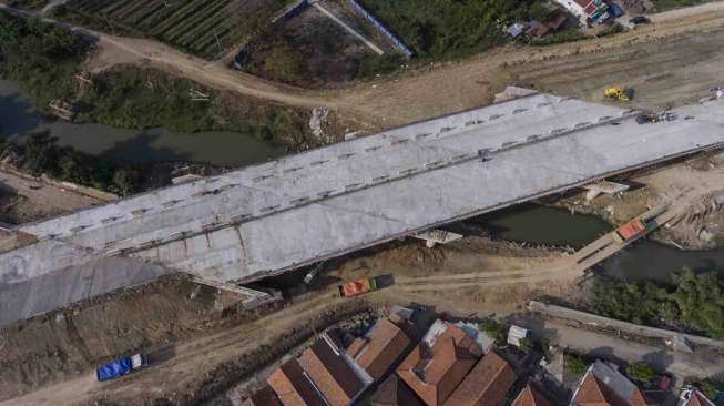 Pembangunan jalan Tol Pejagan-Pemalang di Dukuhturi, Tegal, Jawa Tengah, Jumat (26/5).