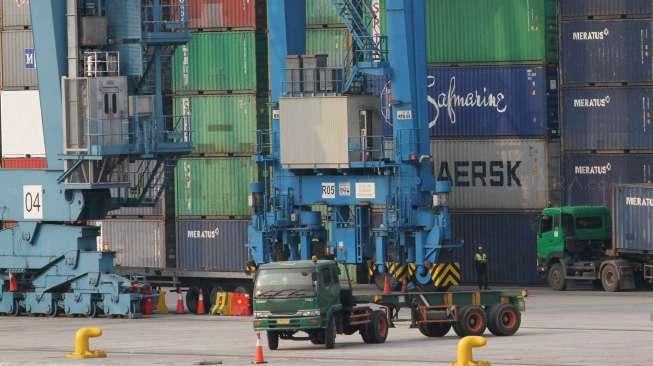 Suasana bongkar muat peti kemas di Jakarta International Container Terminal (JICT), Jakarta, Jumat (26/5).