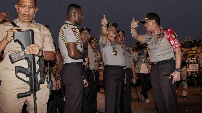 Kapolri Jenderal Pol Tito Karnavian bersama Kapolda Metro Jaya Irjen Pol M Iriawan saat meninjau lokasi terjadinya ledakan bom di Terminal Kampung Melayu, Jakarta, Jumat (26/5/2017). [Suara.com/Kurniawan Mas'ud]