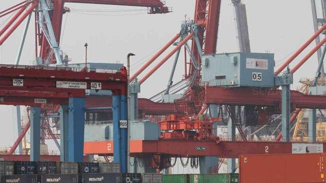 Suasana bongkar muat peti kemas di Jakarta International Container Terminal (JICT), Jakarta, Jumat (26/5).