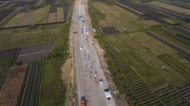 Pembangunan jalan Tol Pejagan-Pemalang di Dukuhturi, Tegal, Jawa Tengah, Jumat (26/5).