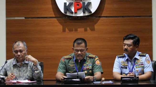 Panglima TNI Jenderal Gatot Nurmantyo dan Kepala Staf TNI Angkatan Udara, Marsekal Hadi Tjahjanto beserta jajarannya menghadiri rapat koordinasi dengan pimpinan Komisi Pemberantasan Korupsi (KPK) di kantor KPK Jakarta, Jumat (26/5).