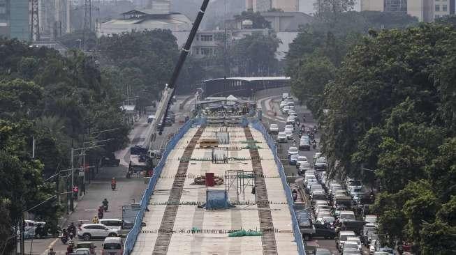 Pembangunan struktur layang MRT Koridor Lebak Bulus-Bundaran HI di Jakarta, Jumat (26/5).