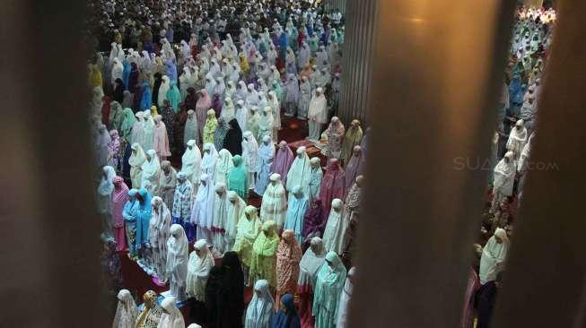 Umat Muslim melaksanakan salat Tarawih pertama di Masjid Istiqlal, Jakarta, Jumat (26/5/2017) malam. [Suara.com/Oke Atmaja]