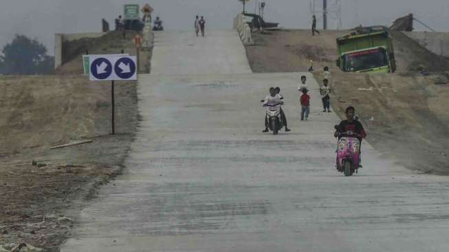 Pembangunan jalan Tol Pejagan-Pemalang di Dukuhturi, Tegal, Jawa Tengah, Jumat (26/5).