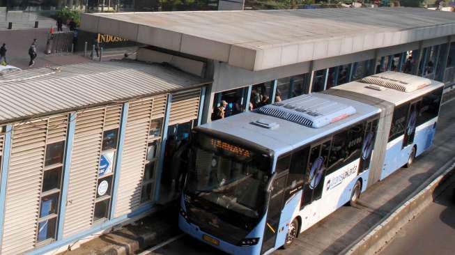 Sejumlah penumpang bus Transjakarta di halte Tosari, Jakarta, Jumat (26/5).