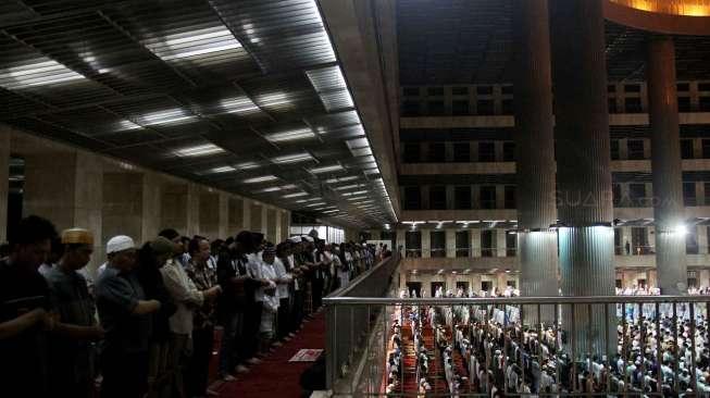 Pelaksanaan salat Tarawih pertama di Masjid Istiqlal, Jakarta, Jumat (26/5/2017) malam. [Suara.com/Oke Atmaja]